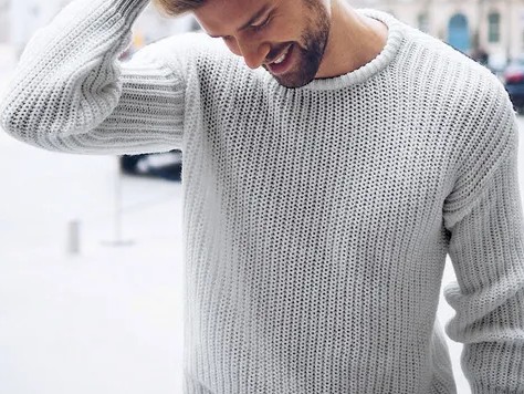 Miről árulkodik egy férfi pulóver napjainkban?